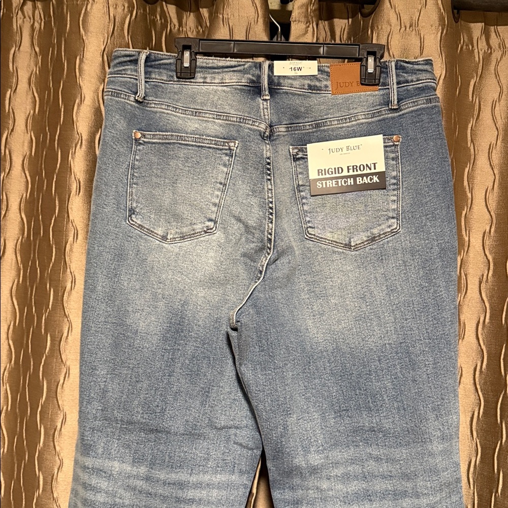 Judy Blue Rosalie NWT Straight Light Wash Distressed Jeans 16W - Picture 5 of 8